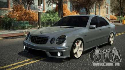 Mercedes-Benz E63 AMG Ofejuk para GTA 4