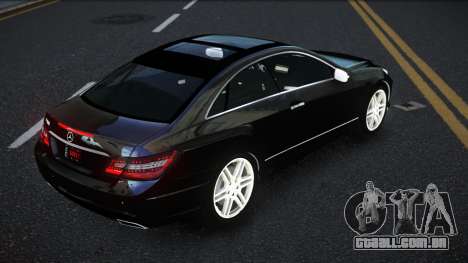 Mercedes-Benz E500 Tazakiyu para GTA 4