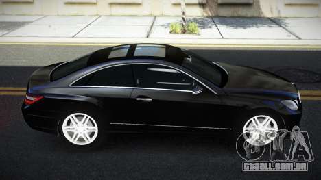 Mercedes-Benz E500 Qowi para GTA 4