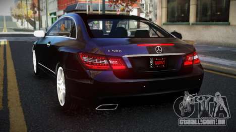 Mercedes-Benz E500 Qowi para GTA 4