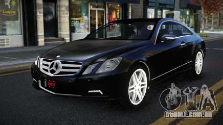 Mercedes-Benz E500 Qowi para GTA 4