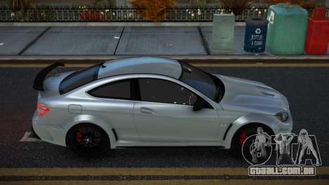 Mercedes-Benz C63 AMG Pewije para GTA 4