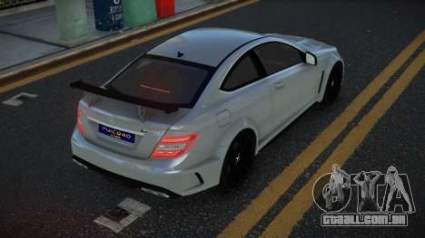 Mercedes-Benz C63 AMG Pewije para GTA 4