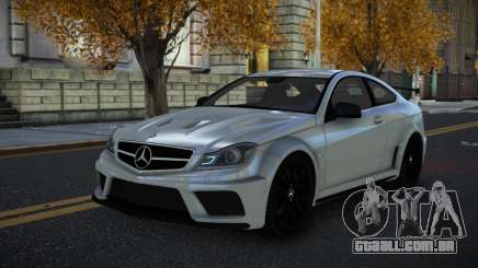 Mercedes-Benz C63 AMG Pewije para GTA 4